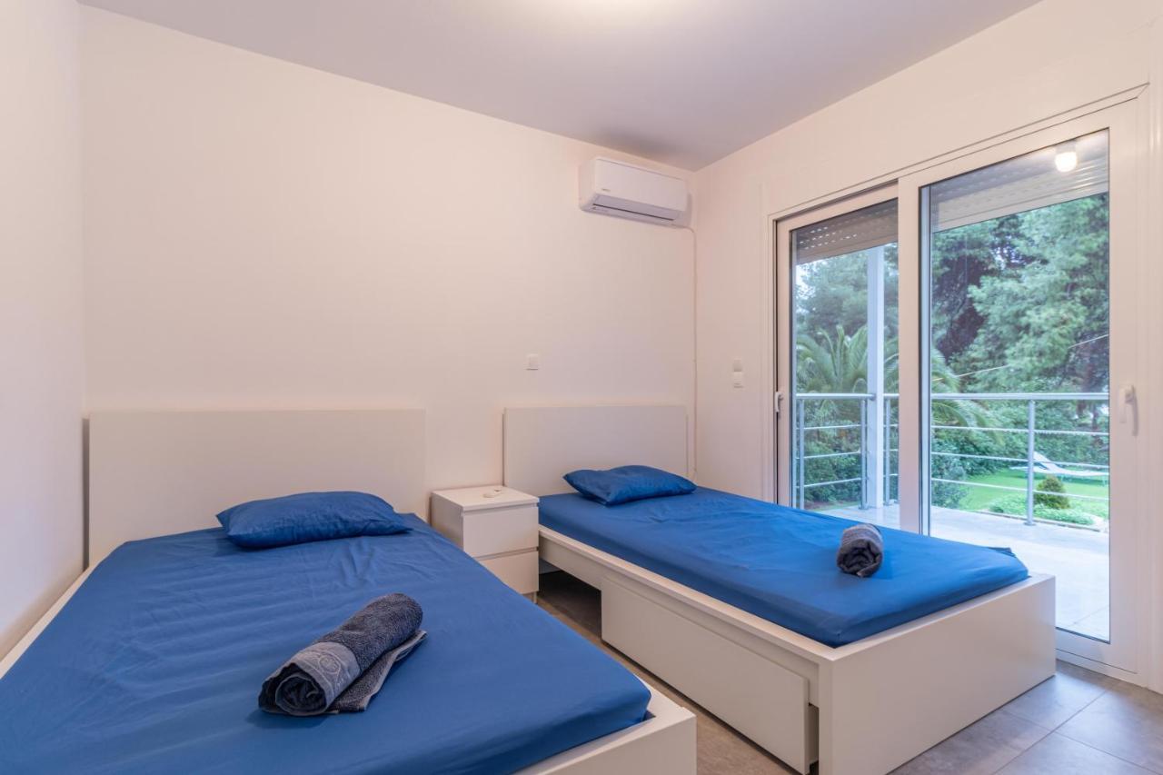Villa Marvelous, Secluded W/ 3 Bedroom , Pool & Garden, Kavos Isthmia
